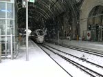 Ein ICE verlsst bei starkem Schneefall den Hauptbahnhof Richtung Dresden-Reick. 17.12.2010