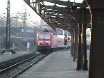 Dresden Hbf: RE aus Cottbus fhrt ein. Dieser Zug besteht aus modernisierten Wagen der Bauart  Halberstadt  bzw. dem Wittenberger Steuerwagen