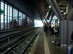 Ein ICE-T mit Nummer 1556 in Richtung Wiesbaden (planmig 16:24 Uhr Abfahrt) fhrt an einem Sonntagnachmittag auf Gleis 1 am Erfurter Hauptbahnhof ein.