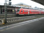 Eine 612er Doppeltraktion ist auf den Weg von Hannover Hbf nach Halle/Saale, hier bei der Ausfahrt aus dem Startbahnhof. 24.12.2008