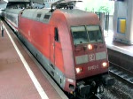 101 022-2 zieht den etwas verspteten IC 1886 namens  Rottalerland  aus dem Bahnhof Kassel-Wilhelmshhe heraus in Richtung Hamburg.
