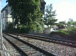 185 xxx-x durchfhrt den Bahnhof Konstanz mit ihrem Mllzug Singen  Weinfelden, um wenige Meter hinter dem Bahnsteig vor einem Hp0 zum stehen zu kommen.