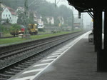 Eine blau-silberne 185 zieht am Morgen des 21. Junis 2011 den TEC 43233 (Leipzig Wahren Ubf - Verona Q. E.) durch Kronach.
