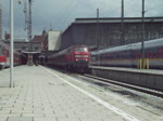 218 458-8 verlsst am 24. Juni 2011 mit einem RE nach Buchloe den Mnchener Hbf.