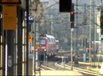 Eine RB aus Lichtenfels erreicht den Bahnhof Saalfeld (Saale) auf Gleis 5. Hier muss der Zug nun eine knappe halbe Stunde auf die Weiterfahrt nach Naumburg (Saale) Hbf warten. (06.11.2009)