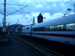 Am 13.03.2009 konnte ich erstmals den ICE 1104 im Hellen filmen! Hier verlsst der ICE 1 mit der blichen Versptung den Bahnhof Saalfeld (Saale).