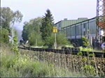 Die 01 1066 der Ulmer Eisenbahnfreunde fhrt im Juli 1991 mit Volldampf durch Bellenberg.