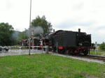 Tender voraus bringt die 38 2267 am 1. August 2010 den Mittagszug von Bochum-Dahlhausen ber die Ruhrtalbahn nach Hagen. Die Aufnahme entstand am Bahnbergang der Strae An der Kemnade in Hattingen.
