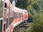 Die 218 217-8 zieht den RE12 von Kln Messe/Deutz nach Trier aus Schmittheim weiter Richtung Eifel am 30.07.2009