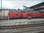 Die BR 218 400 beim Umsetzen des Zuges am 30.10.2007 in Mhldorf wegen des Defekten Stauerwagen. (Teil 1)  
