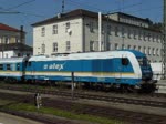 Am 11.09.2010 verlsst Diesellok 223 068 mit ihrem Zug den Bahnhof von Regensburg.