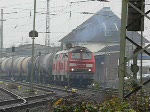 225 026-4 und 225 024-9 startet mit einem zuvor aus Belgien angelieferten Kesselwagen- und Autozug nach Kln-Gremberg.
