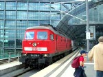 Br 234 zieht den Berlin - Warszawa Express aus dem Berliner HBF. Nchster Halt: Berlin Ostbahnhof.