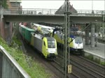 Hochbetrieb in Hamburg-Harburg am 17. Juni 2011. Metronom mit 246 008 aus Hamburg fhrt ein und Containerzug mit ES 64 U2-010 fhrt durch.
