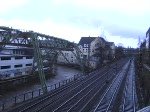 Ein Triebzug der BR 628 und eine Wuppertaler Schwebebahn treffen sich am 21.3.2008 in Wuppertal, gefilmt von der Diedenhofer Strae.