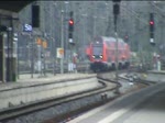 Diese RB aus Lichtenfels wird hier in Saalfeld (Saale) erstmal eine halbstndige Pause auf Gleis 5 machen, bevor es weiter nach Naumburg (Saale) Hbf geht. Aufgrund der leichten Versptung fhrt leider auch schon die RB nach Arnstadt Hbf von Gleis 1 davon. (24.10.2009)