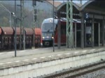 Dieser Desiro verlsst gerade den Bahnhof Saalfeld (Saale) auf Gleis 6 zur Fahrt nach Leipzig Hbf.