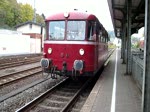 Der VT 98 der Kasbachtalbahn fhrt am 24.10.09 vom   Bahnhof Linz am Rhein ab.