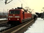 Nach dem Personalwechsel in Saalfeld (Saale) hat der weihnachtliche IC 2806 ca. 50 Minuten Versptung. Er fuhr anstelle des ICE 1208 nach Berlin Gesundbrunnen und wurde von der 120 156-5 gezogen. In etwa zeitgleich verlsst auch ein Desiro als RB nach Leipzig Hbf den Bahnhof. (24.12.2009)