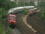 Der IC 2410 von Kln nach Flensburg wird am 29. Juni 2012 von 120 501 durch Mlheim an der Ruhr gefhrt.