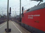 Ein EuroCity aus Hamburg-Altona nach Chur(CH) fhrt mit einer Br 101 aus Kln Hbf aus. Hinten schiebt noch eine 120er. Gleichzeitig fhrt ein IC aus Frankfurt(Main)Hbf nach Westerland(Sylt) mit Br 101 ein.