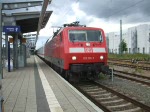 120 156-0(BW Mnchen)mit IC1804/1814 von Kln Hbf.nach   Ostseebad Binz mit Kurswagen Richtung Ostseebad Heringsdorf kurz vor der Ausfahrt im Rostocker Hbf.(20.06.09)