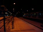 Eine 152 mit Gterzug durchfhrt in einer Schneereichen Nacht den Bahnhof Herrenberg in Richtung Stuttgart.