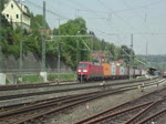 152 153-3 verlsst am 29. April 2011 mit einem Containerzug den Kronacher Bahnhof ber Gleis 4.