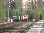 Ein Containerzug, bespannt mit einer BR 152, fhrt durch Mnchen Heimeranplatz in Richtung Pasing (19.04.2011)