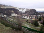 Br 152 mit einem Gterzug hat soeben den Hartberg-Tunnel verlassen und passiert anschlieend die Haltestelle Istein in Richtung Freiburg(Brsg). 05.02.2008
