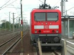 182 002 fhrt mit S1 nach Bad Schandau in Heidenau ein. Whrend ihrer Ausfahrt erreicht 182 023 mit S1 nach Meien den Bahnhof. 19.09.2011