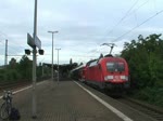 182 014 schiebt die S1 nach Meien aus der Station Dresden-Strehlen. Kurz darauf fhrt 182 005 mit der S1 nach Schna ein. 19.09.2011