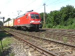 Mit einen gemischten Gterzug erreicht 182 003-4 die Stadt Frth / Bayern aus Richtung Wrzburg kommend am 30. Juli 2008.
