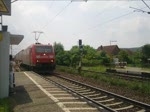 Die 185 168-2 durchfuhr am 25.6.10 mit Sattelauflieger den Bahnhof Himmelstadt in Richtung Gemnden.