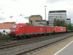 185 068 und 185 17x bringen am 26. Mai 2011 gemeinsam sehr breite Ladung durch Dsseldorf-Rath.