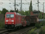 185 265 am 15. August 2011 fhrt mit kurzem Gterzug durch Witten in Richtung Viadukt.