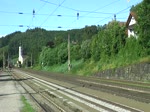 185 295 mit einem gemischten Gterzug am 14.07.2012 bei der Durchfahrt in Wernstein am Inn.