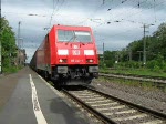 Traxx-Power. 185 343-1 zieht ihren Autotransportzug nach einem Signalhalt im Bahnhof Eichenberg wieder an. Schn zu hren, wie das E-Werk der Lok die Fahrstufen durchschaltet. 30.05.2009.