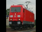 Werksfrisch kam am 23.07.2010 die glnzende 185 392-8 daher. Hier in Ludwigsau-Friedlos in Fahrtrichtung Sden.