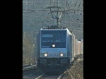 Railpool 185 678-0 zieht mit 182 569-4 (ES 64 U2-069) einen Containerzug in Richtung Norden durch Eichenberg. Aufgenommen am 07.04.2010.