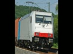 Railpool gibt's auch in wei: 185 639-2 mit Containerzug in Richtung Sden bei Mecklar.