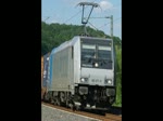 185 671-5 mit Containerzug in Fahrtrichtung Sden. Aufgenommen am 07.07.2010 bei Mecklar.