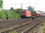 Eine Baureihe 189 zieht einen gemischten Gterzug am 14. Mai 2008 kurz hinter den frnkischen Bahnhof Frth in Richtung Norden.
