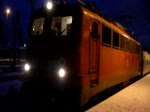 110 243-3 verlässt mit einer nach Lübbenau (Spreewald) zu überführenden Talgo-Garnitur den Bahnhof Saalfeld (Saale) auf Gleis 4. Besonders deutlich wird hier die Laufruhe der Wagons! (16.12.2009)