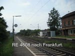 Die 111 223-4 und eine weitere 111 durchfuhren am 25.6.10 mit dem RE 4608 den Bhanhof Himmelstadt in Richtung Gemnden.