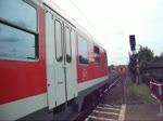 Die RB 34549 nach Bamberg verlie am 4.8.10 den Bahnhof Himmelstadt in Richtung Wrzburg. Hinten schob 111 219.