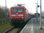 RE38591(Warnemnde Express)von Warnemnde nach   Berlin Hbf (tief) bei der Ausfahrt im Bahnhof Warnemnde(04.04.09)