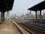 Auf Gleis 6 fhrt eine RB nach Eisenach oder Weimar in den Bahnhof Grokorbetha ein.