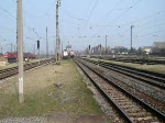 Von einer 143 gezogen, erreicht eine RB nach Eisenach oder Weimar den Bahnhof Grokorbetha auf Gleis 6.