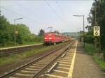 Die 151 046-0 durchfuhr am 25.6.10 mit Sattelauflieger den Bahnhof Himmelstadt in richtung Wrzburg.